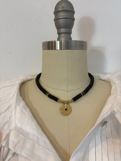 OTRAS. Gargantilla negra y dorada