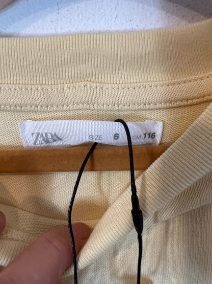 ZARA. Camiseta tono pastel letras. T 6 años