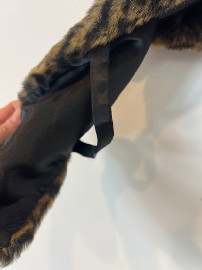 ZARA. Cuello pelo animal print