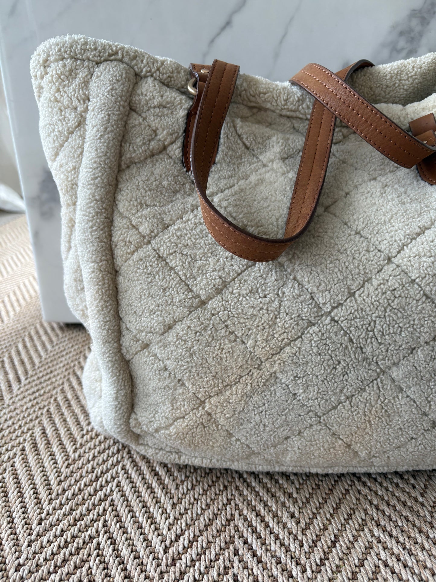 VANESSA BRUNO. Bolso tote borrego