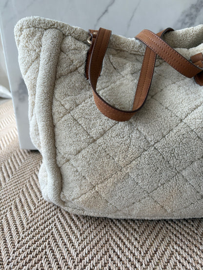 VANESSA BRUNO. Bolso tote borrego