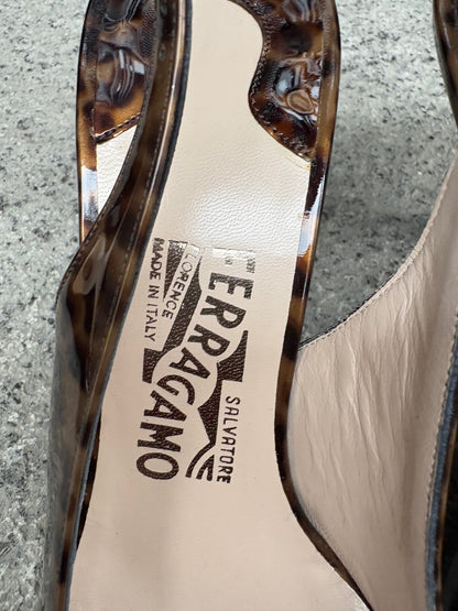 SALVATORE FERRAGAMO. Tacones charol animal print