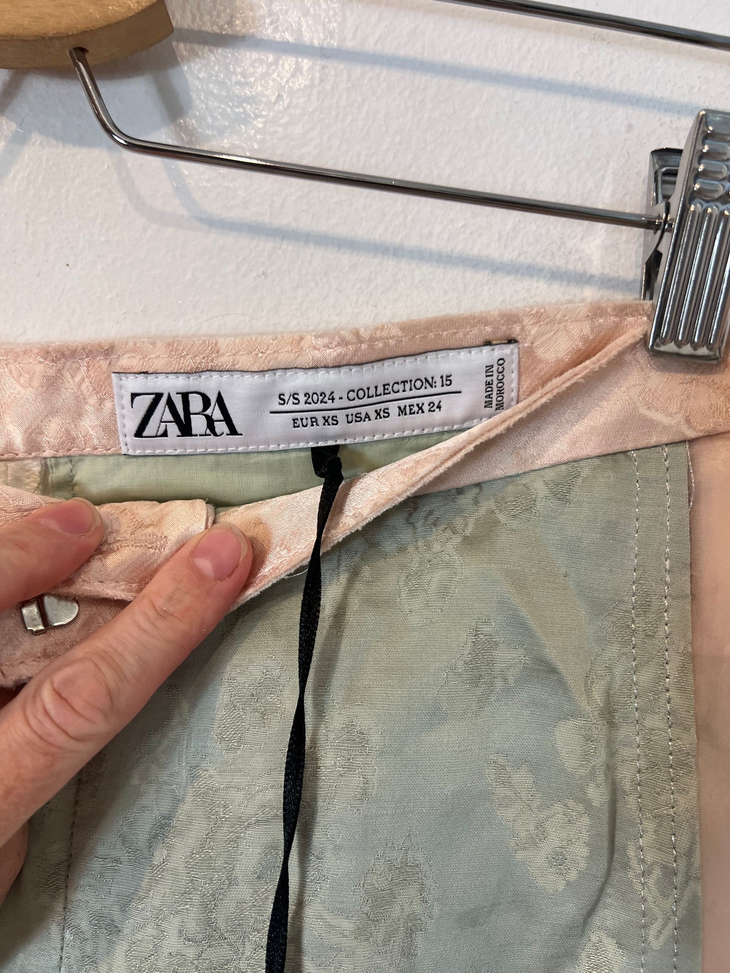 ZARA. Pantalón ancho colores y flores T.xs