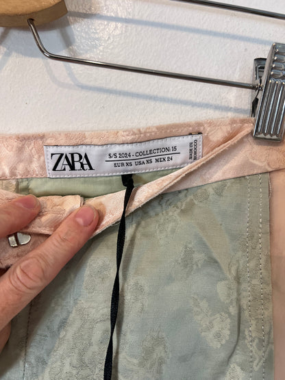 ZARA. Pantalón ancho colores y flores T.xs