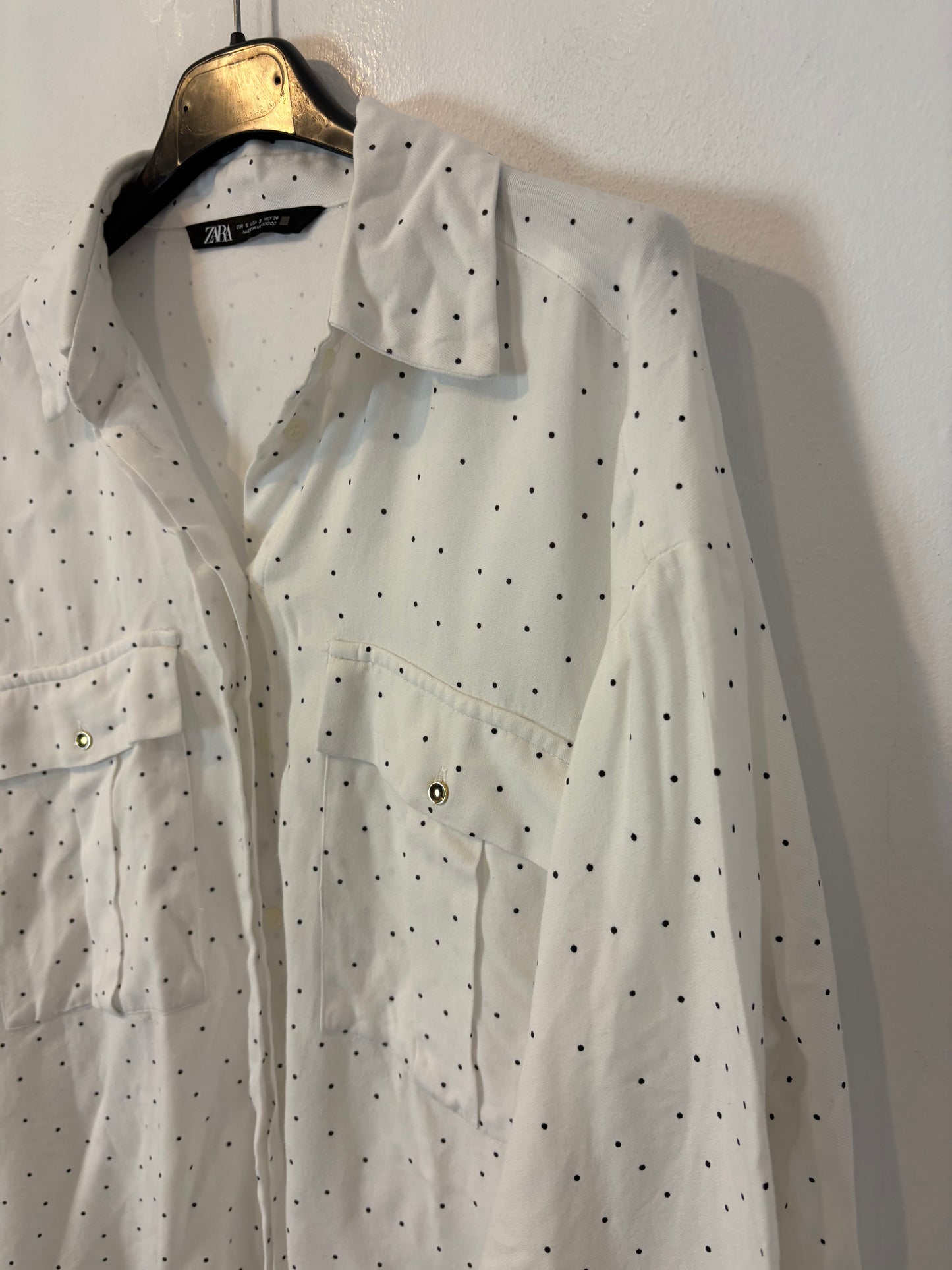 ZARA. Blusa blanca topitos