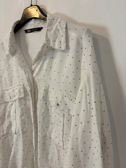 ZARA. Blusa blanca topitos