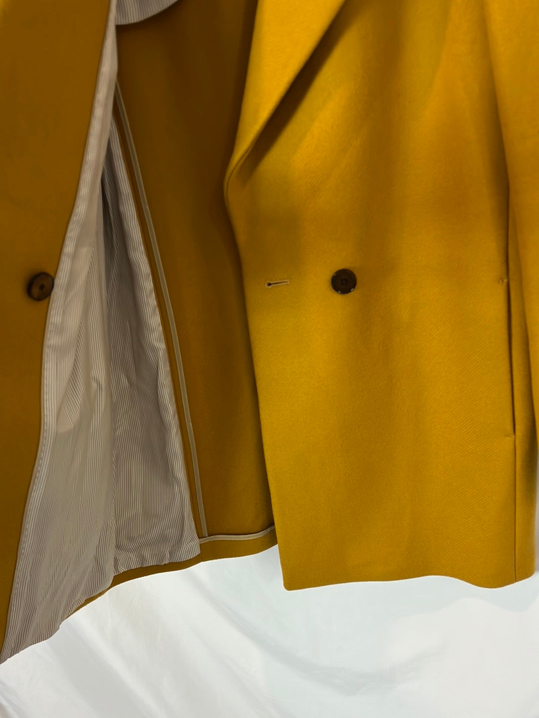 MASSIMO DUTTI. Mustard wool coat. T 36