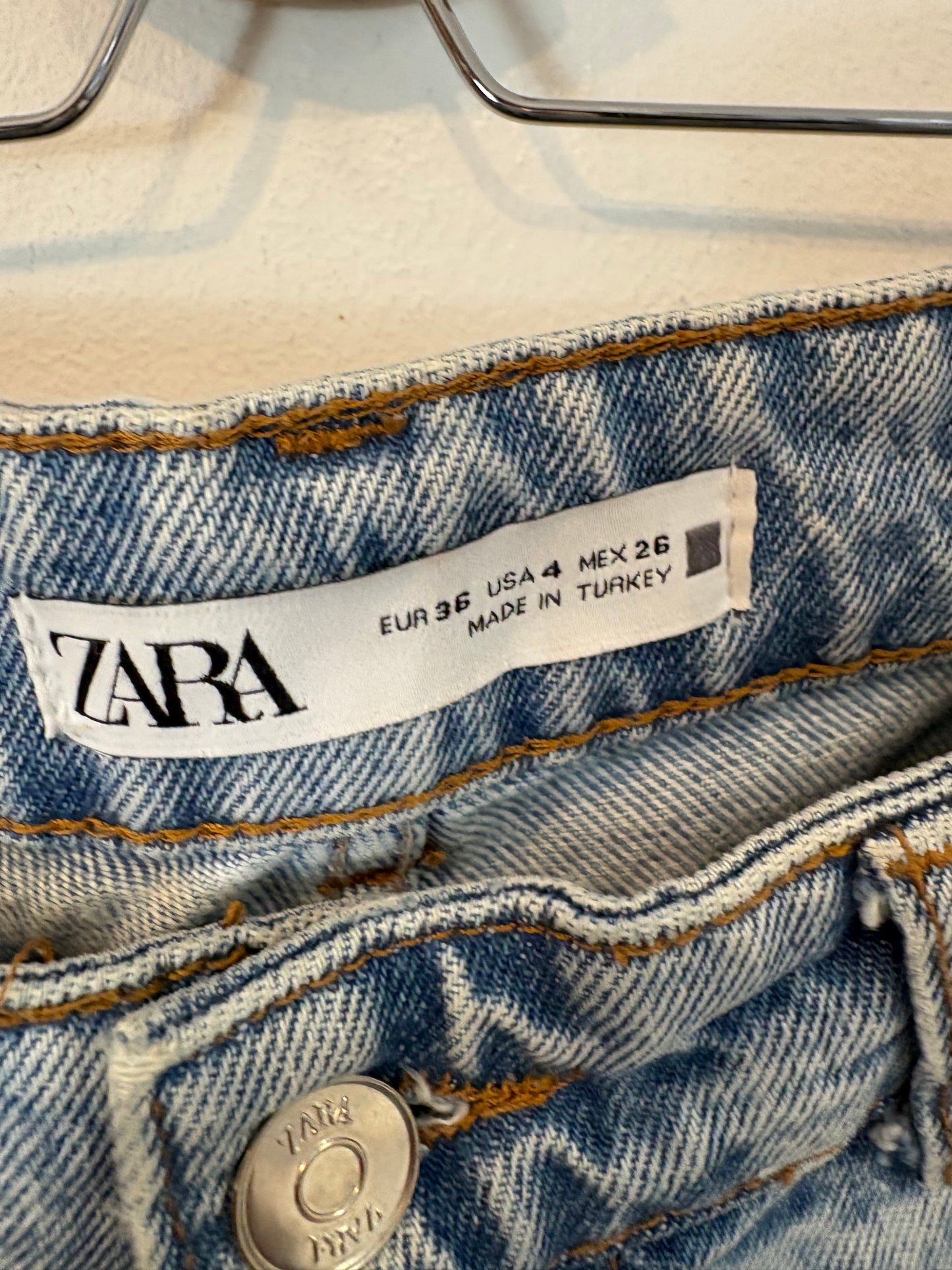 ZARA . Denim recto tiro medio