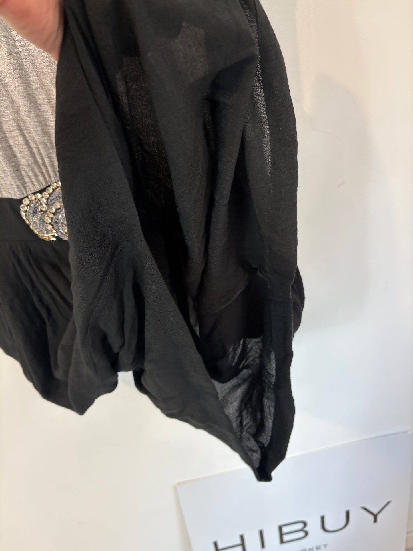 SANDRO. Vestido doble textura detalle joya