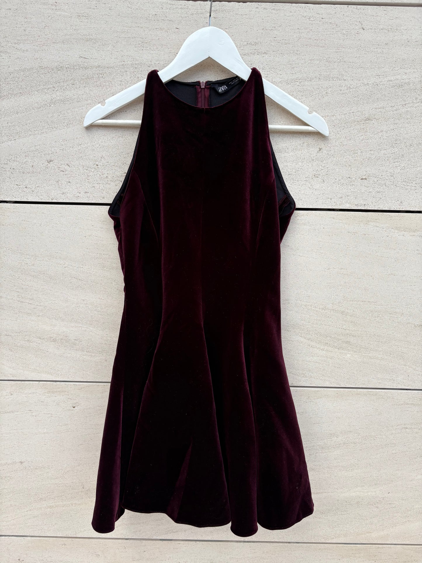 ZARA. Vestido corto terciopelo burdeos