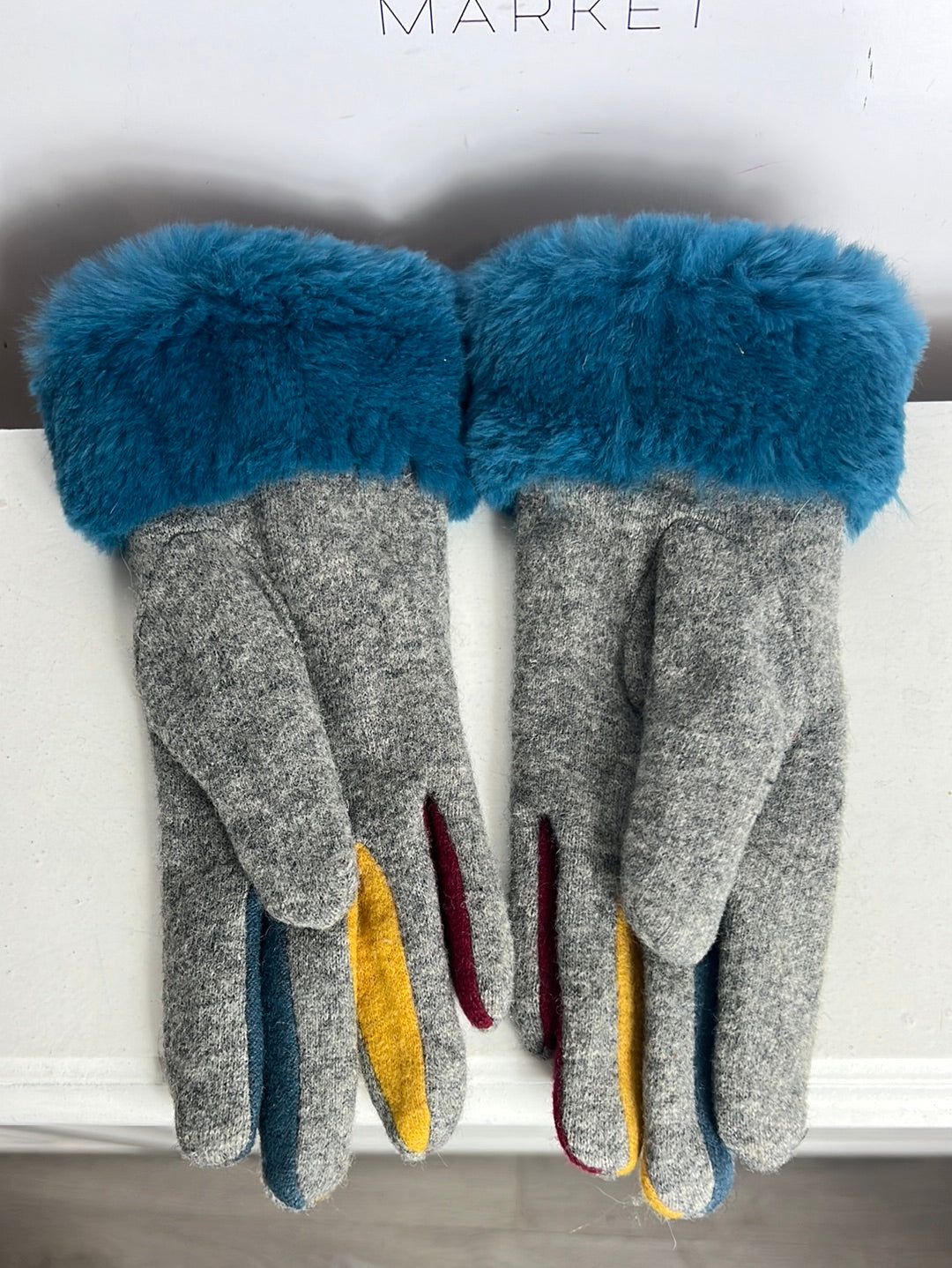 JO & MR.JOE. Guantes grises detalle puño