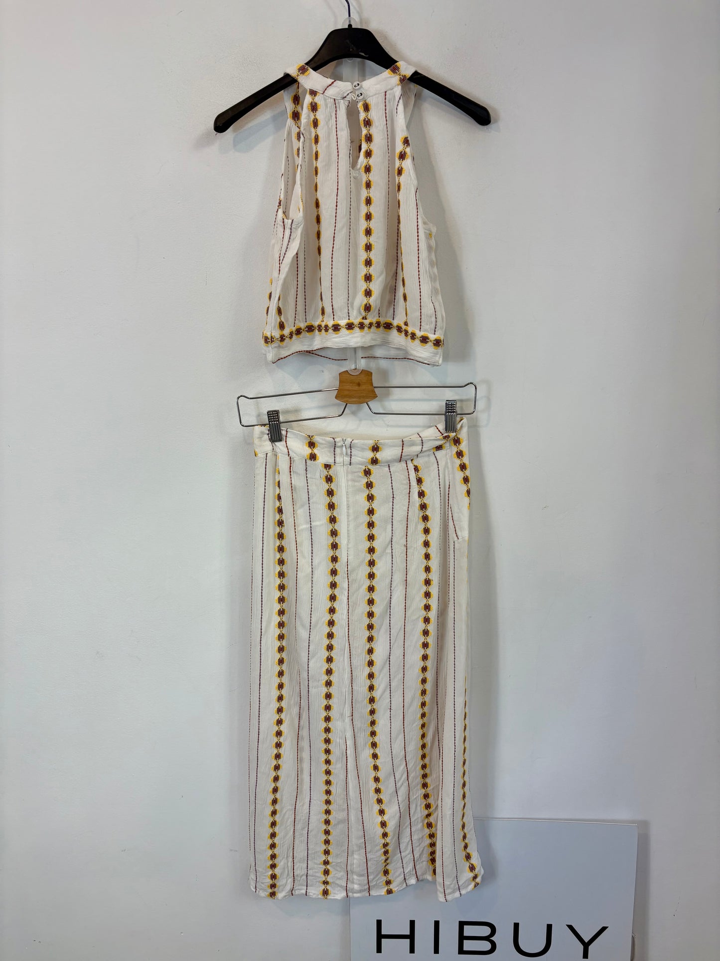 STRENA. Conjunto falta y top bordados