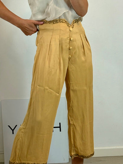 INTROPIA. Pantalón fluido cropped abalorios