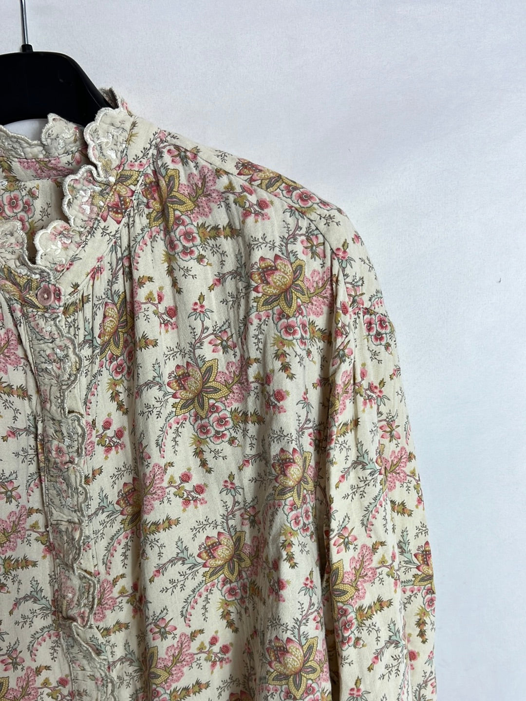 OTRAS. Blusa beige textura flores. T S