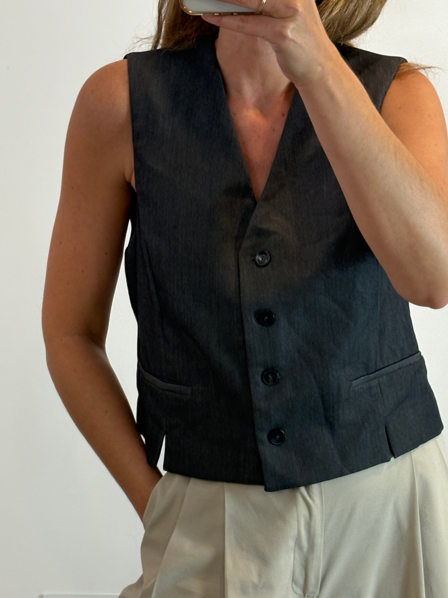 ZARA. Chaleco gris abotonado