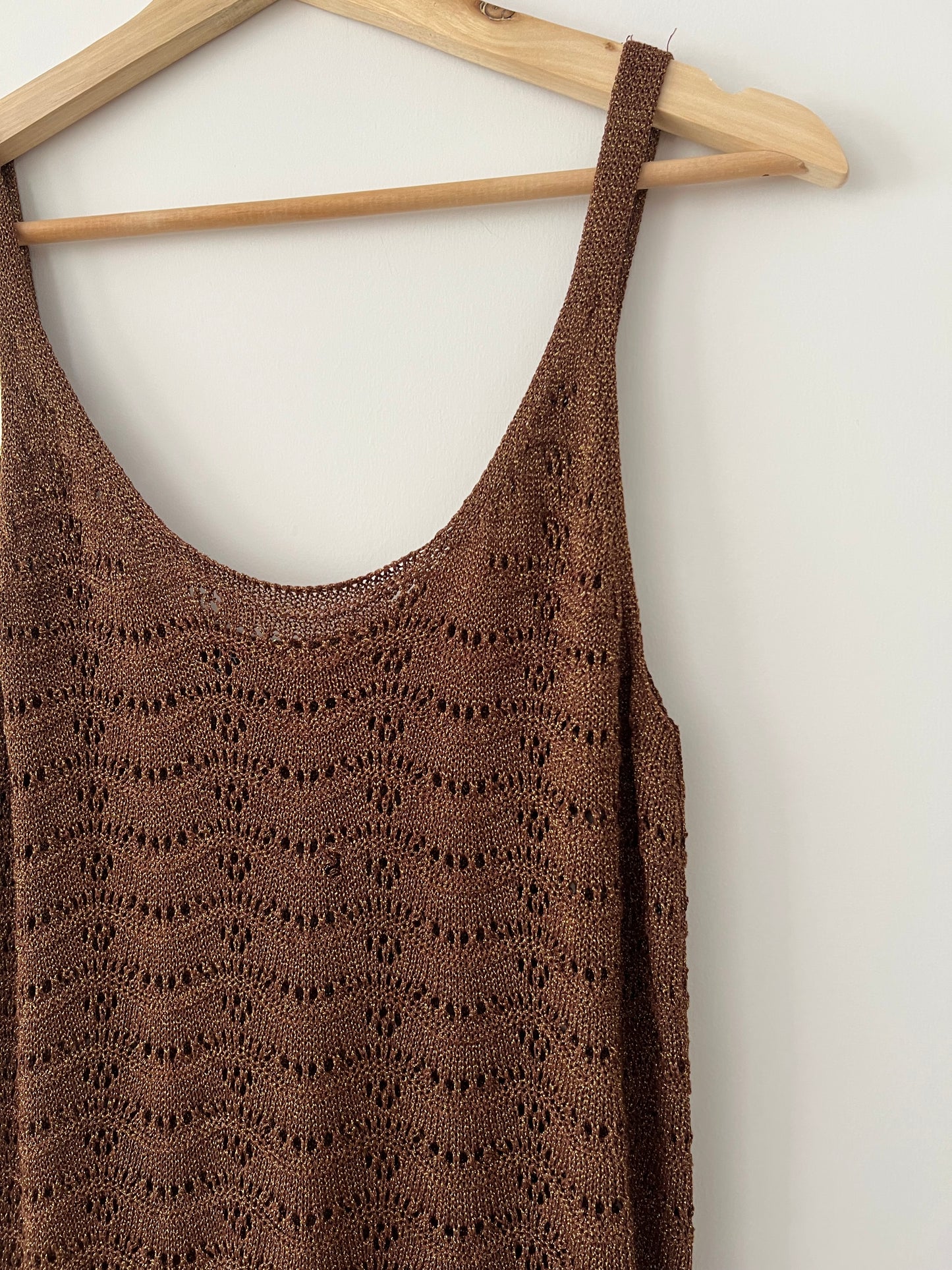 Vestido ocre troquelado
