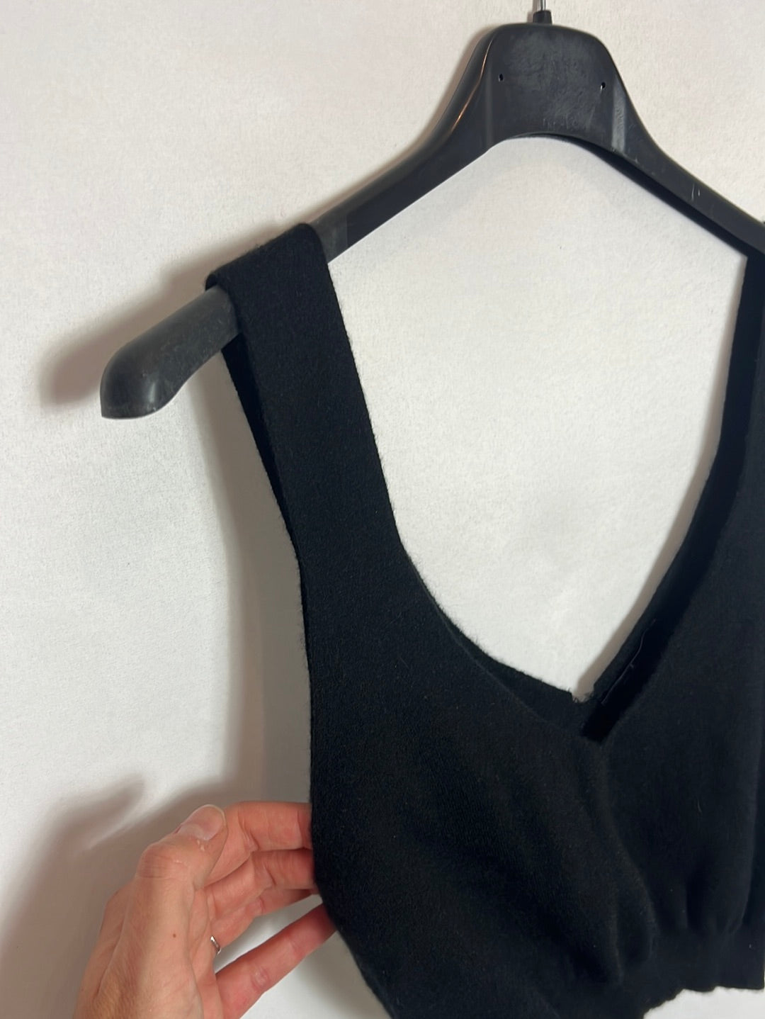 CORTANA. Crop top negro cashmere. T M (tara)