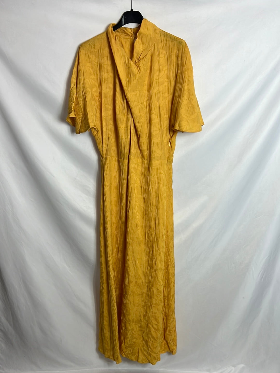 MANGO. Vestido largo mostaza textura. T XL