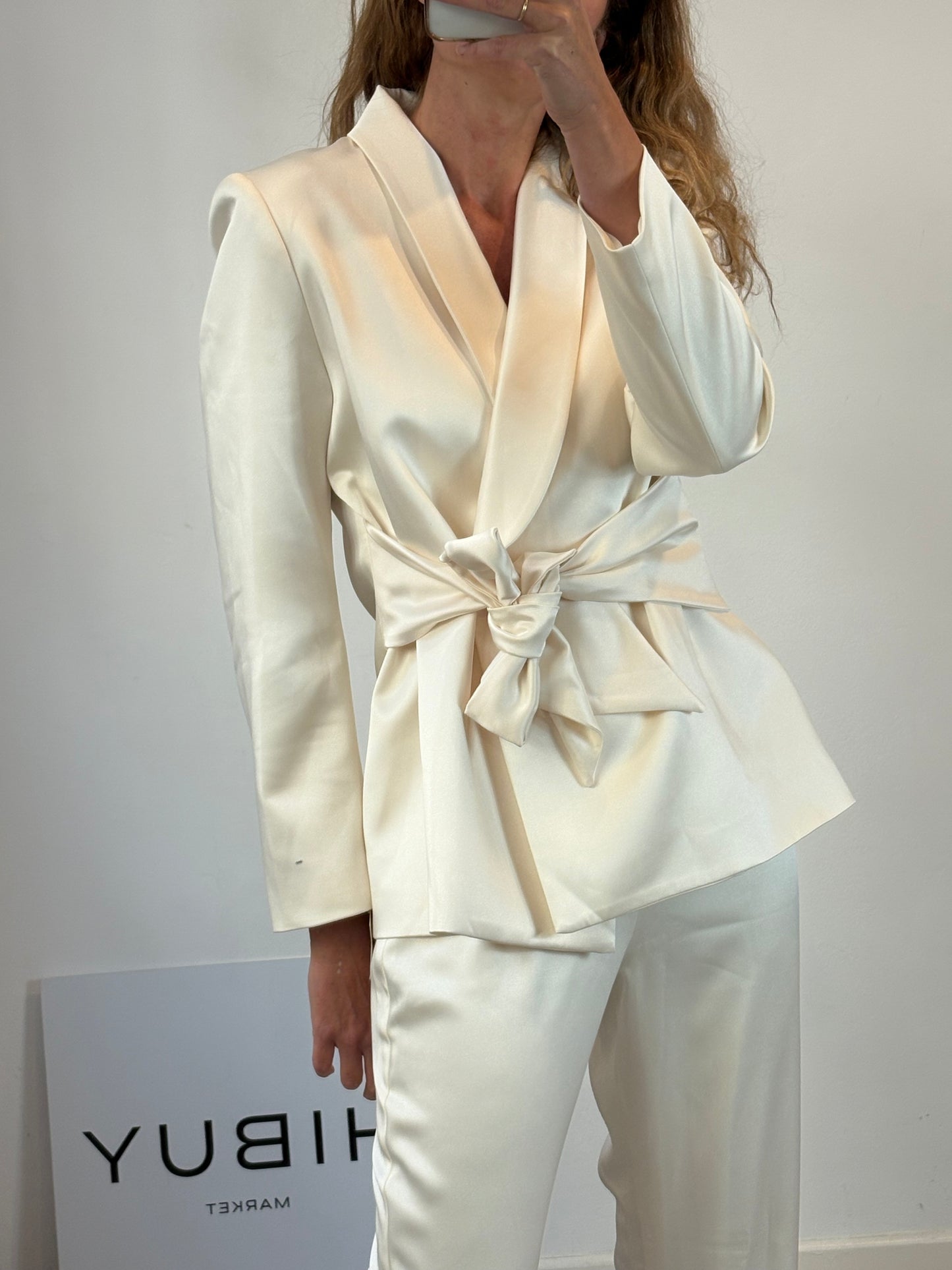 BIMANI. Traje de chaqueta marfil satinado