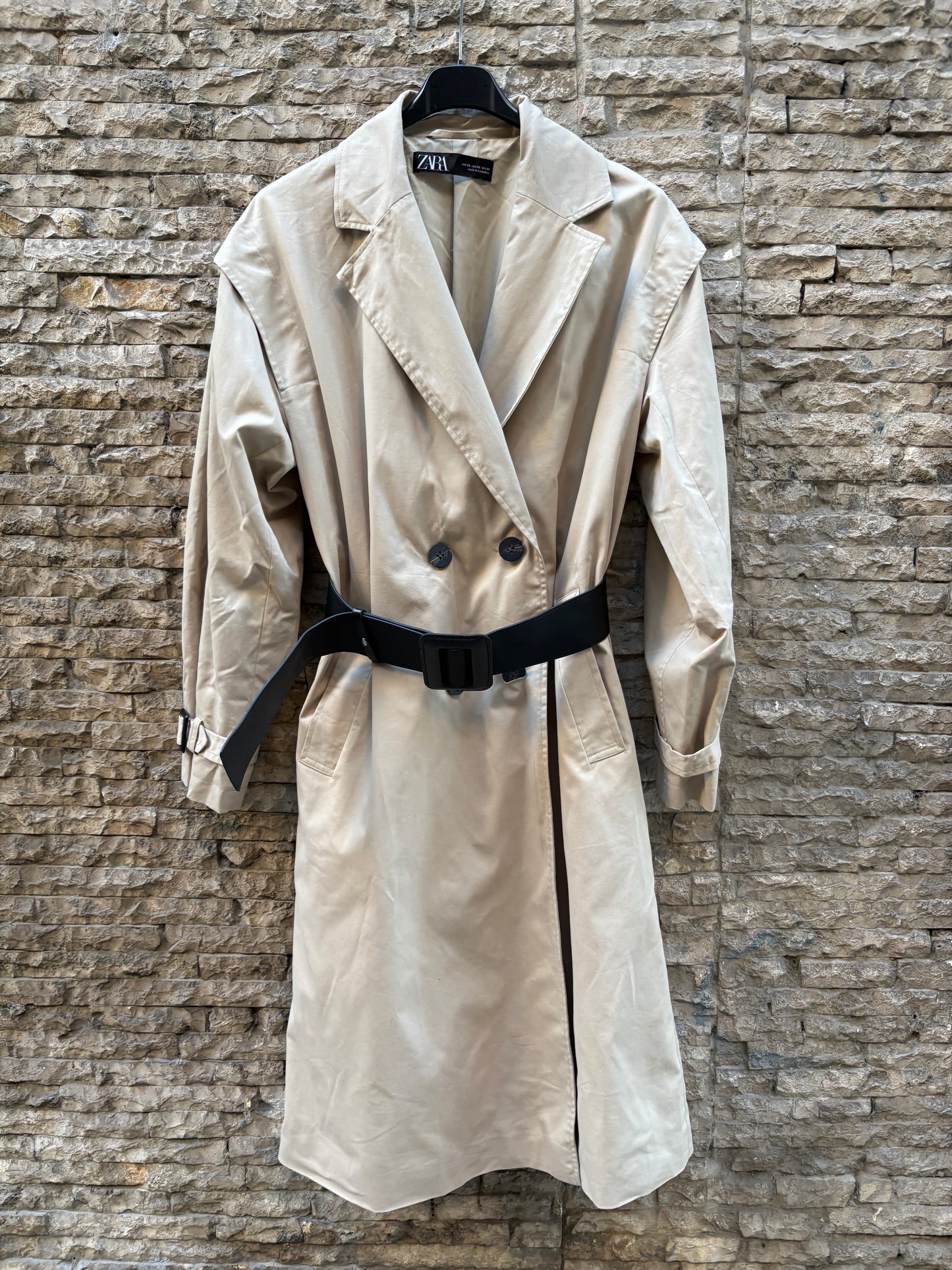 ZARA. Gabardina larga cinturón