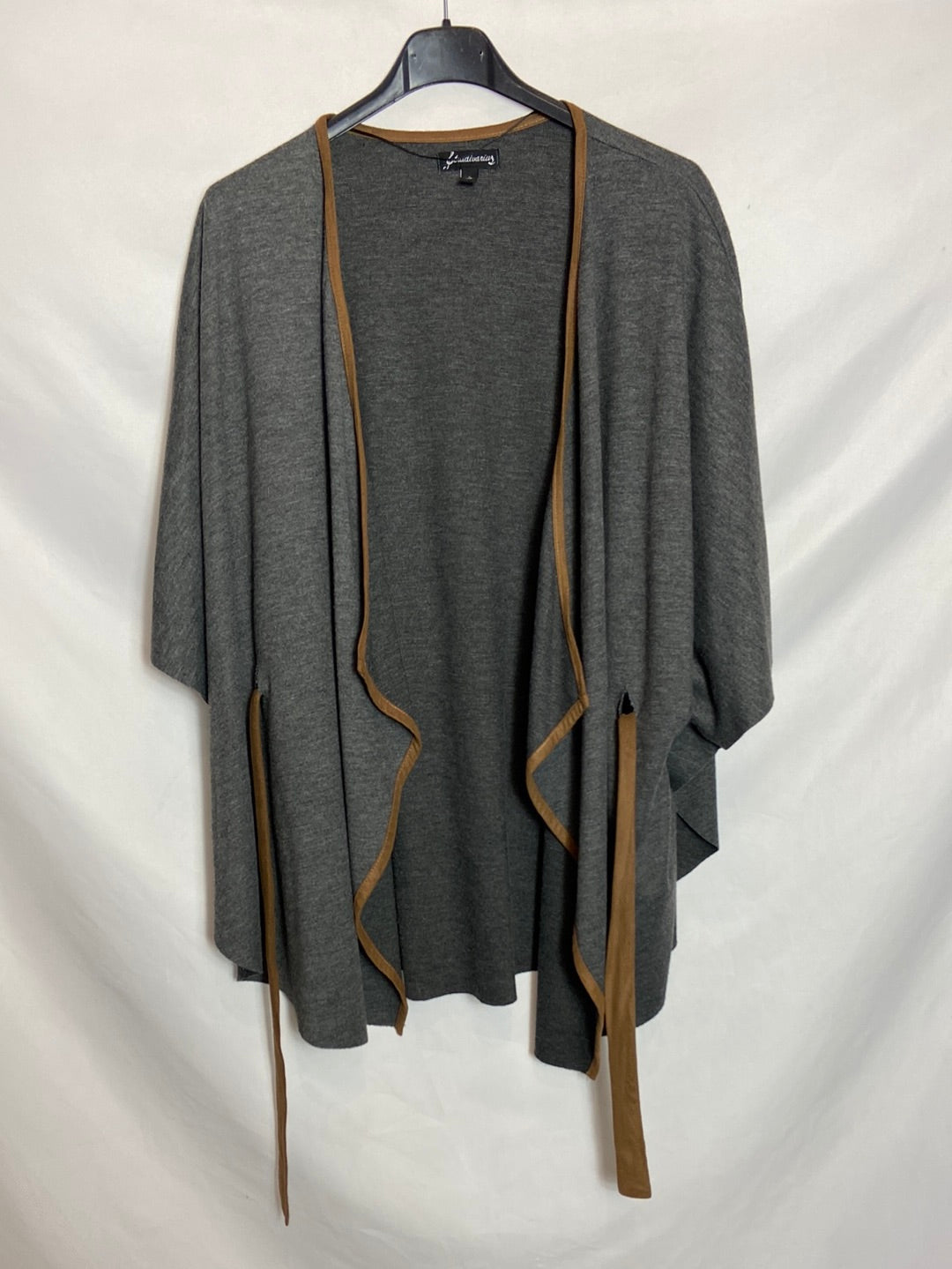 STRADIVARIUS. Chaqueta gris cinturón T.S