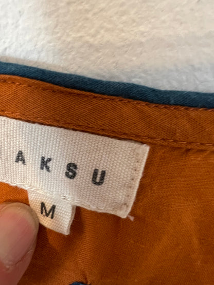 MAKSU. Top caldero bordados. T M