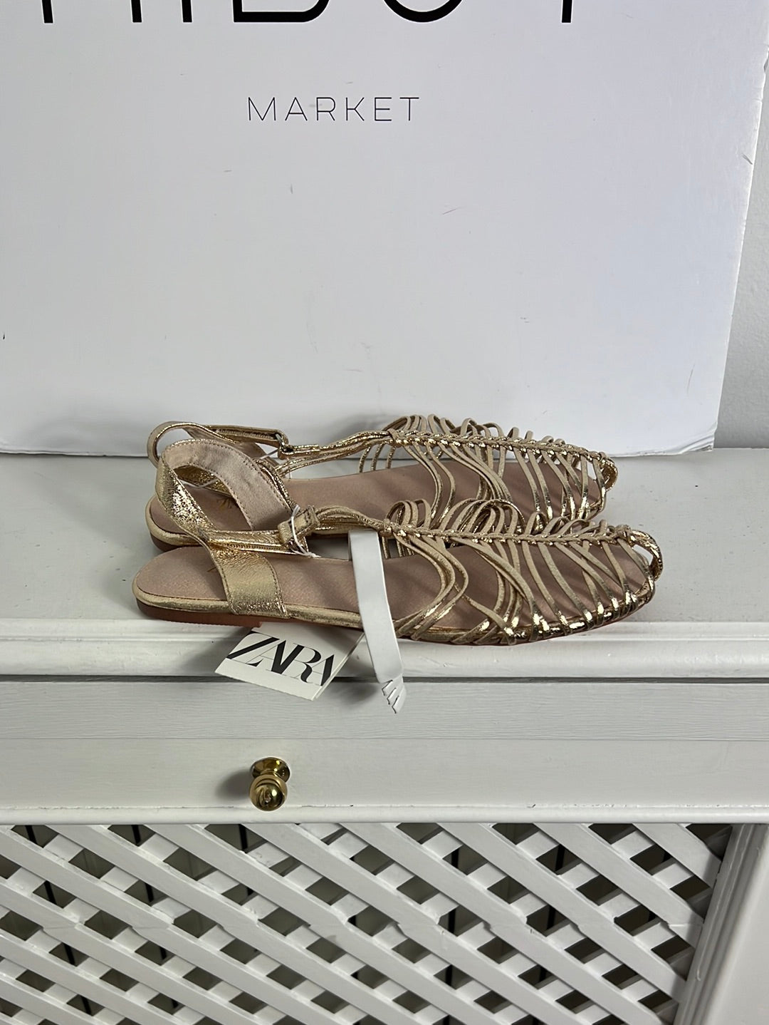 ZARA. Sandalia estilo cangrejera T.34