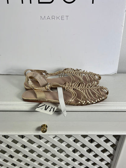 ZARA. Sandalia estilo cangrejera T.34