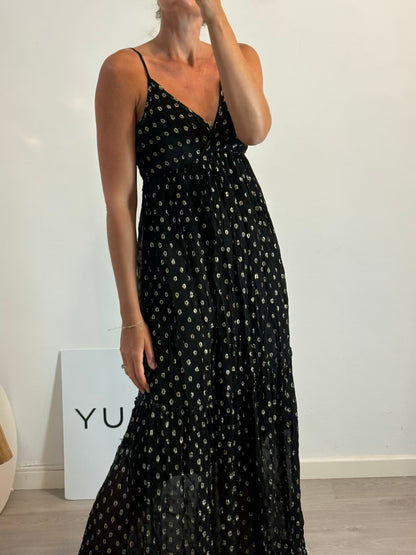 CUPLÉ. Vestido largo negro vaporoso detalles dorados