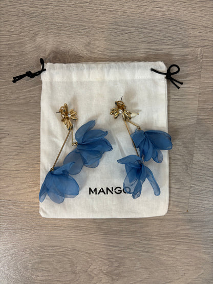 MANGO. Pendientes dorados pétalos