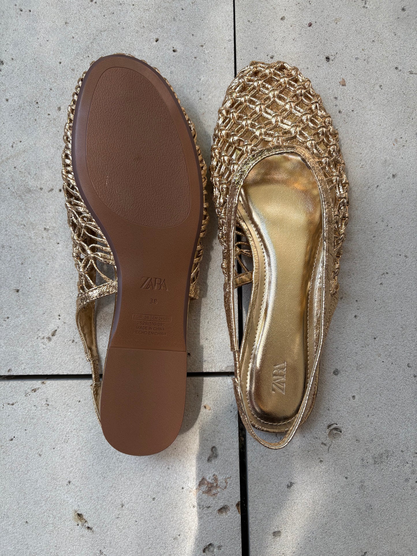 ZARA. Sandalias destalonadas. T 38