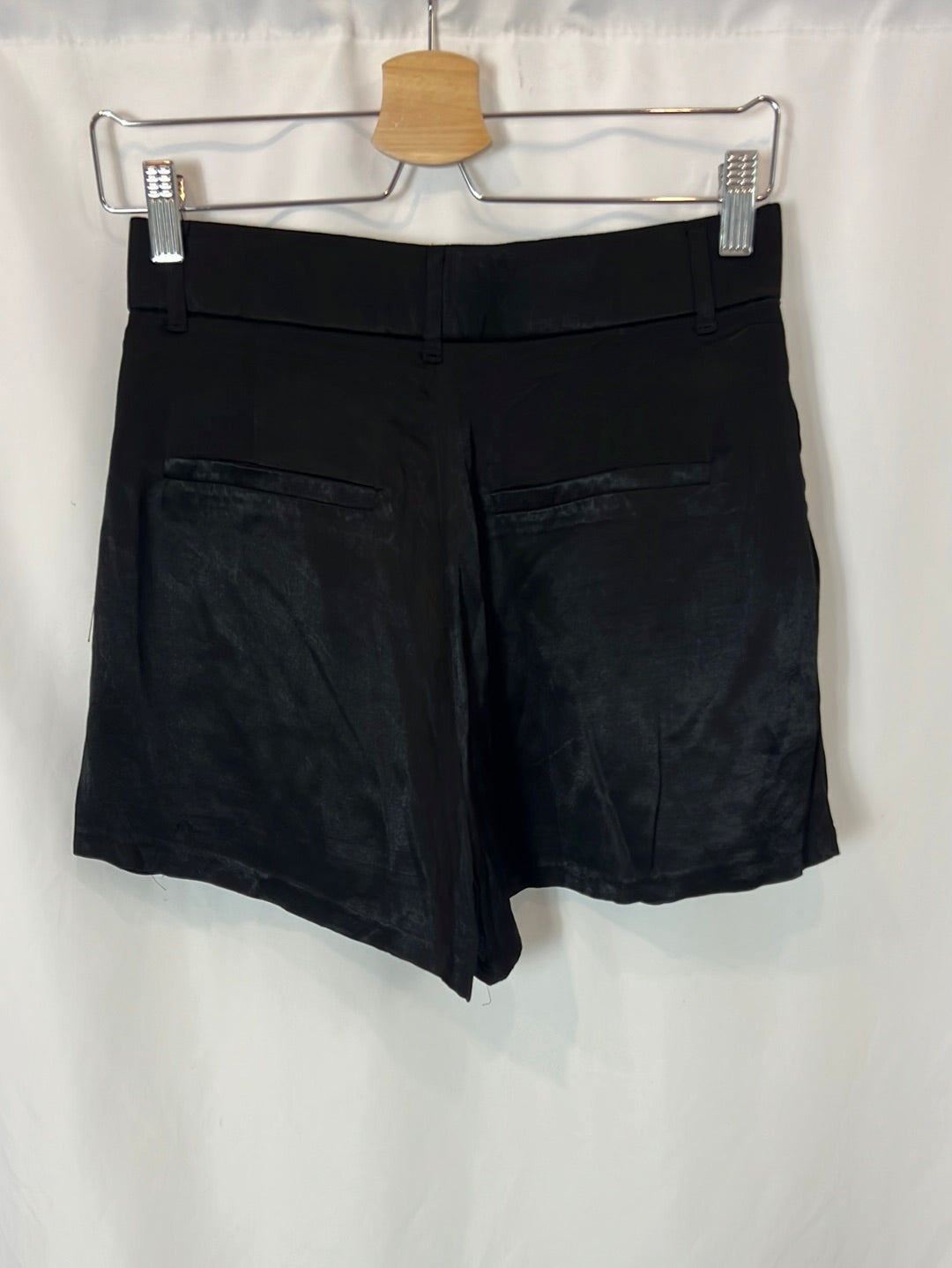 ZARA. pantalón corto negro satinado T.s