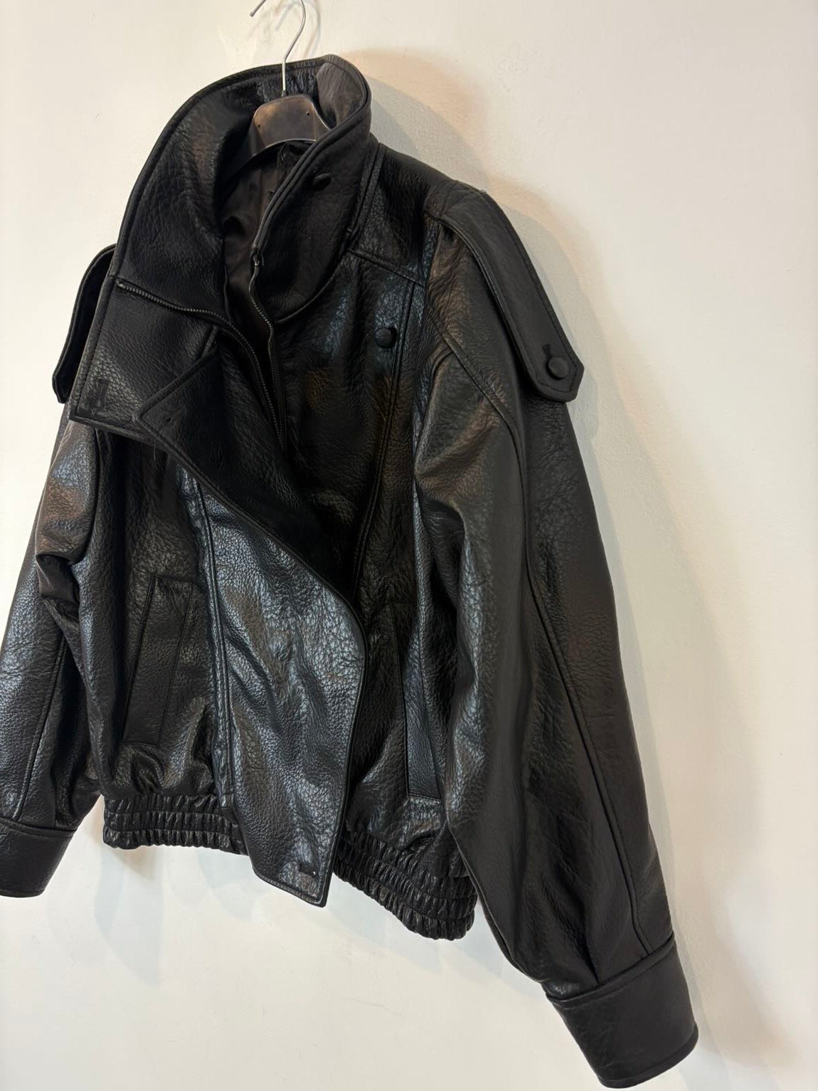 ZARA. Biker efecto piel negra