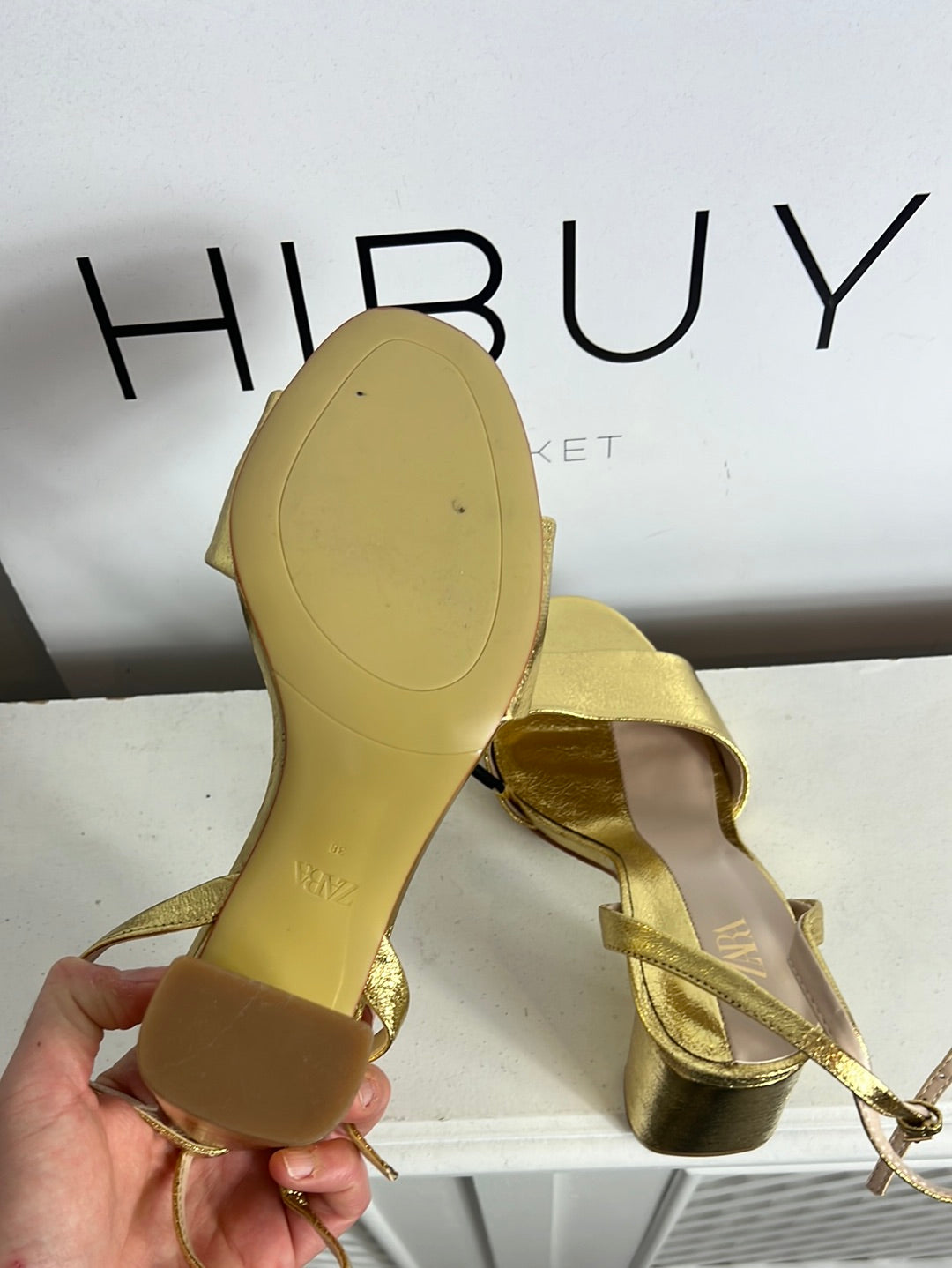 ZARA. Sandalias doradas tiras. T 38