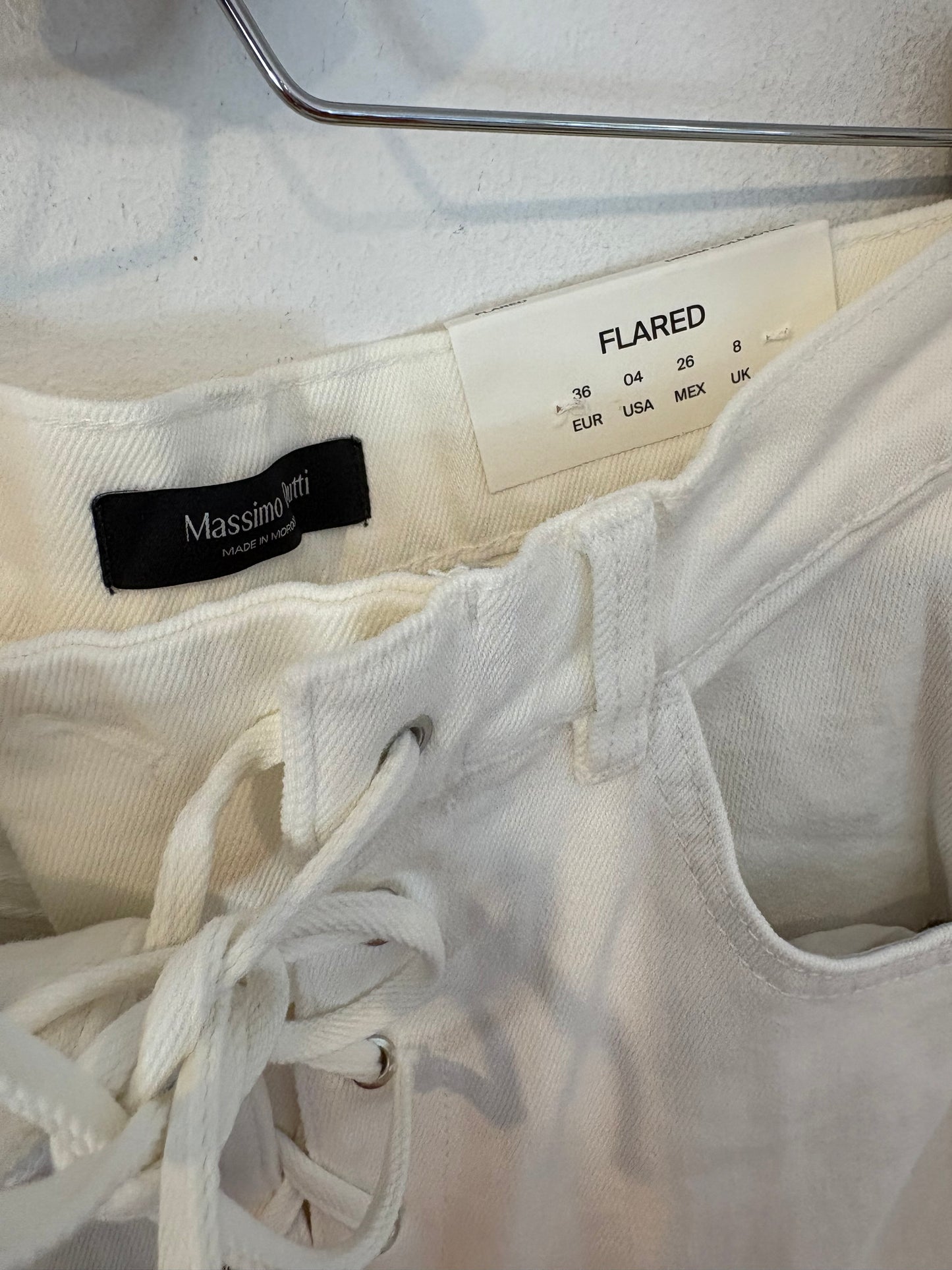 MASSIMO DUTTI. Denim blanco pata ancha