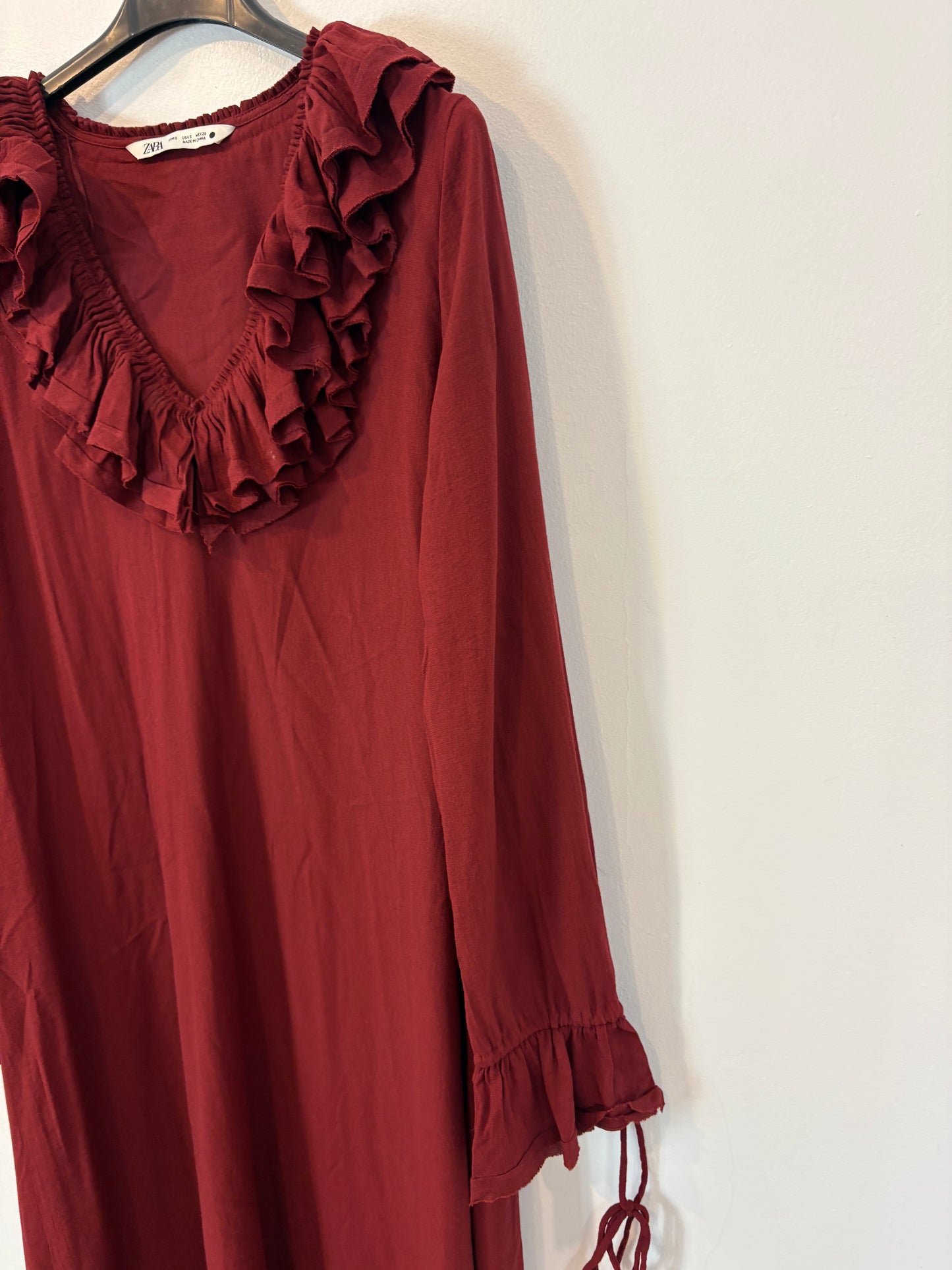 ZARA. Vestido granate volantes. T S