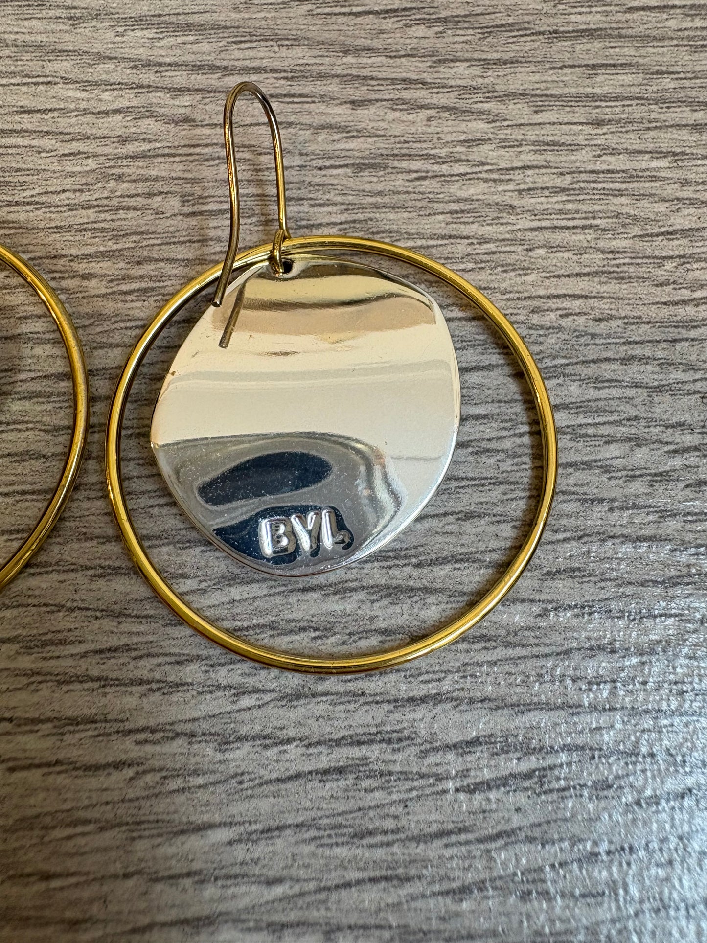 BIMBA Y LOLA. Pendientes circulares logo