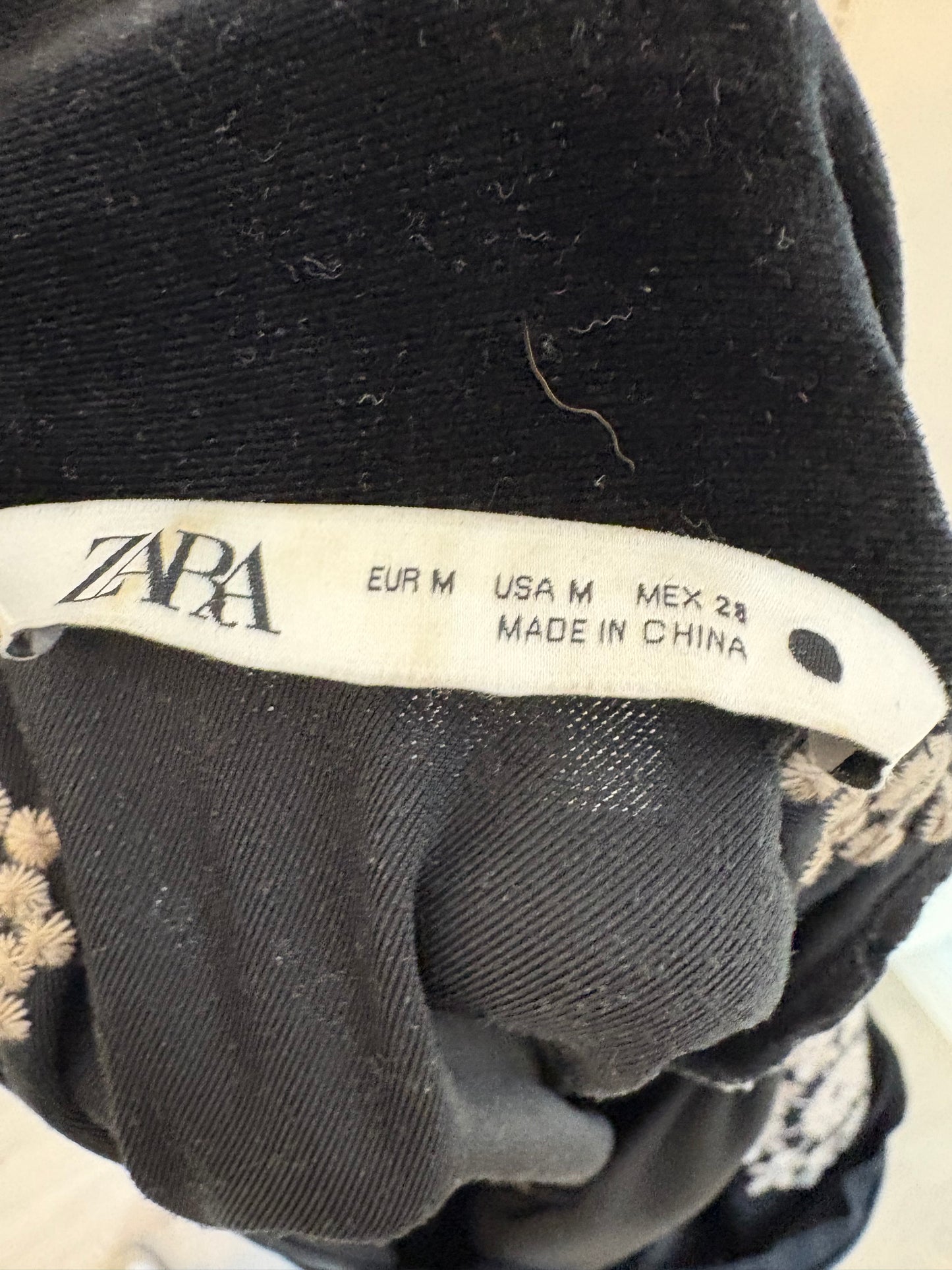 ZARA. Vestido corto terciopelo bordado