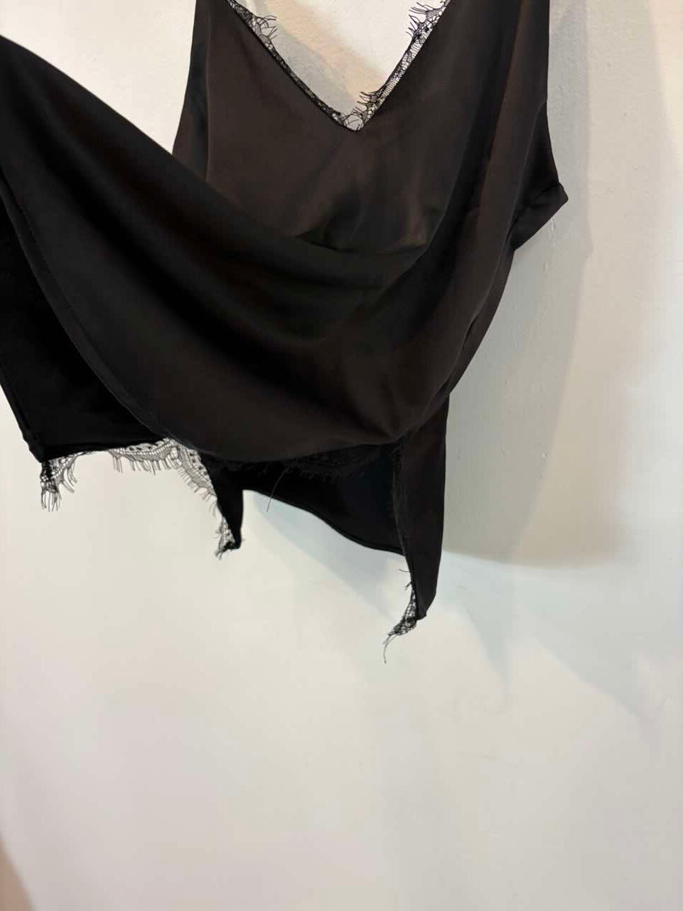 ZARA. Top negro lencero con encaje