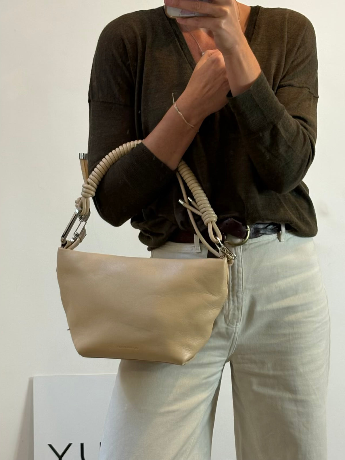 OLIVIA MAREQUE. Bolso piel beige