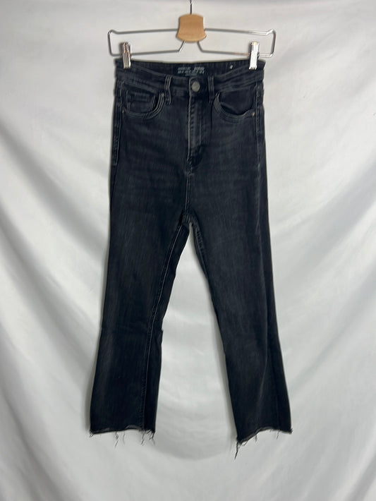 STRADIVARIUS. Cropped black denim trousers, size 38