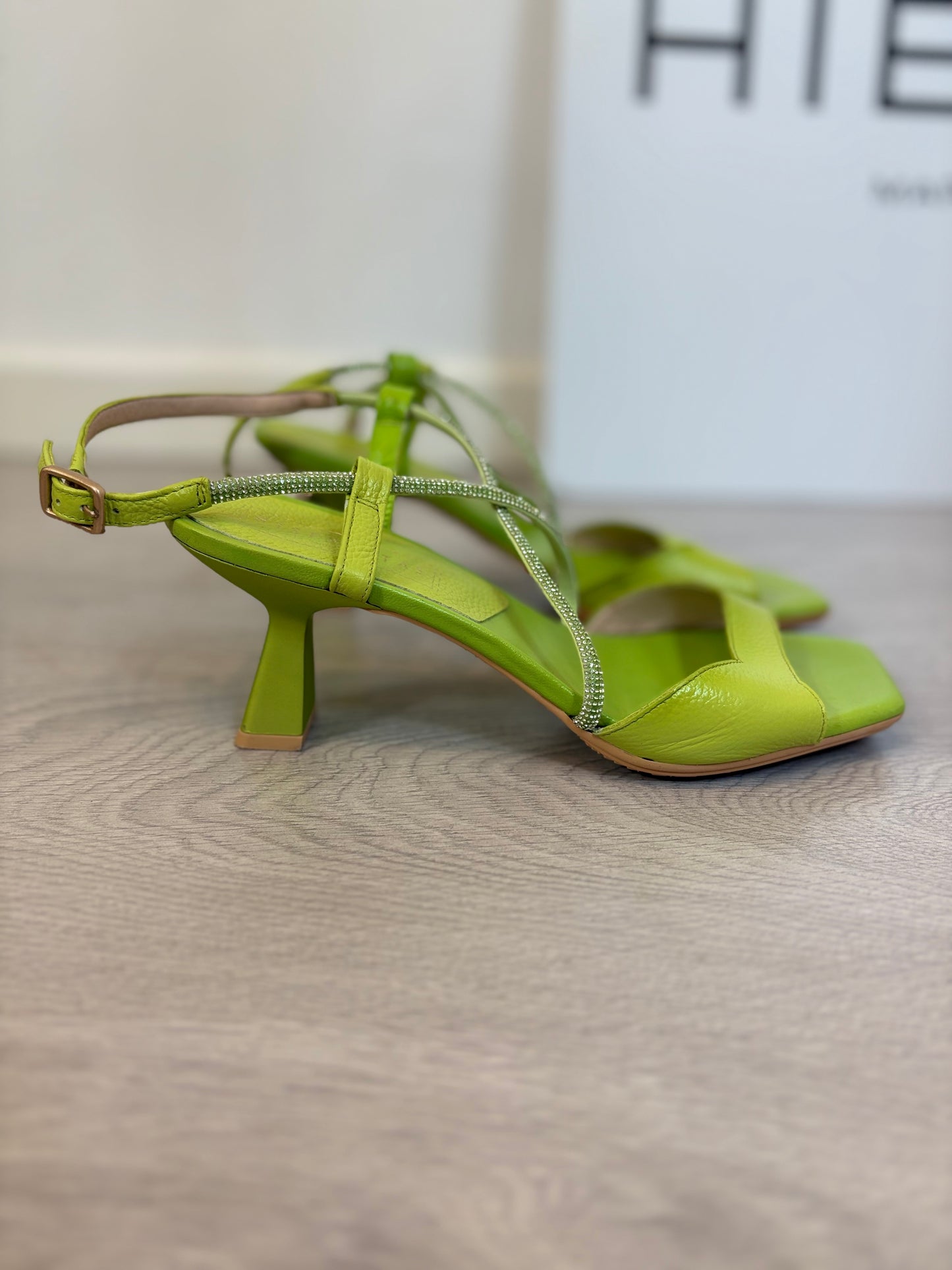 HISPANITAS. Sandalias verdes mini pedrería. T 39