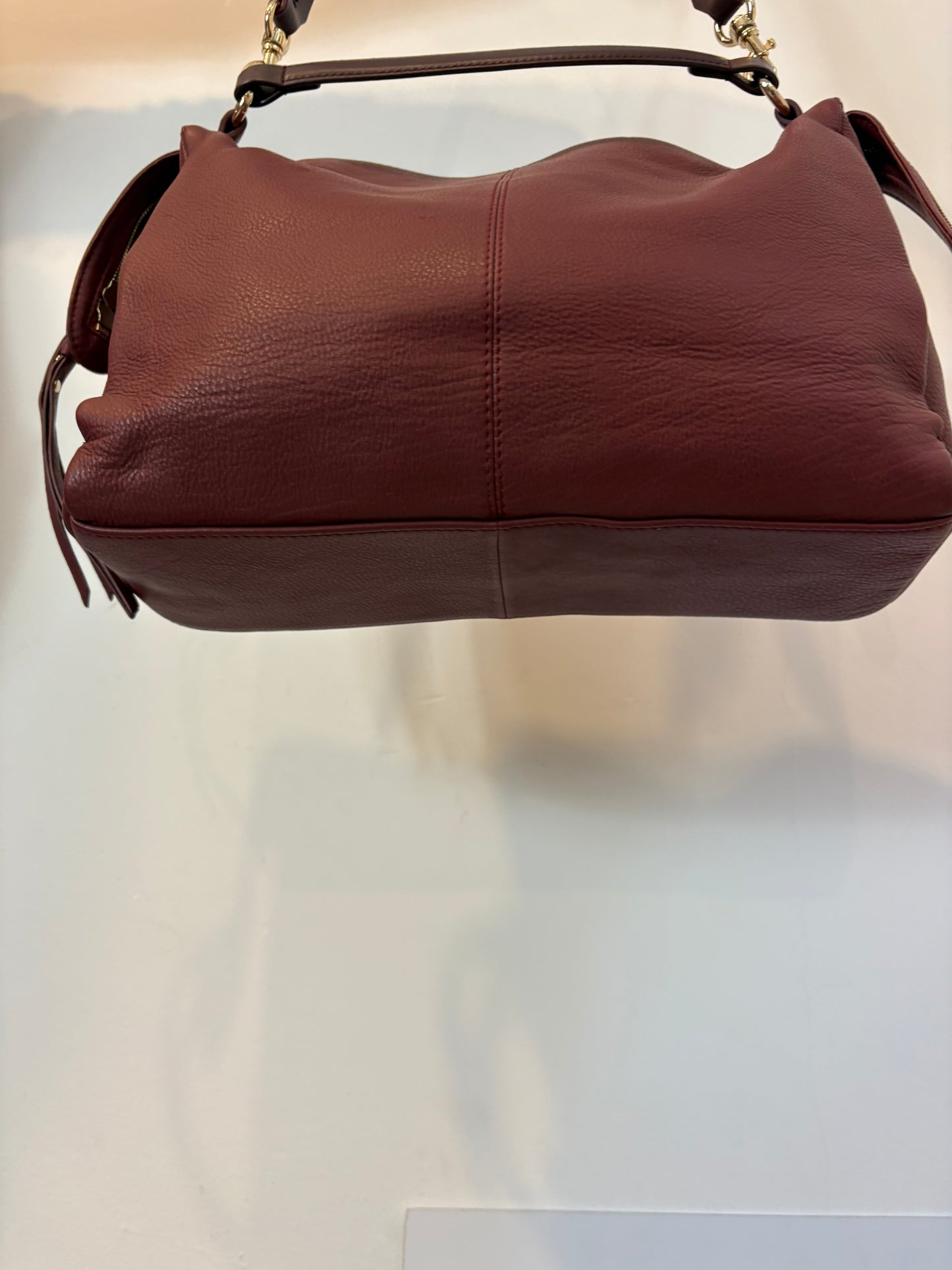 ADOLFO DOMINGUEZ. Bolso piel burdeos doble asa