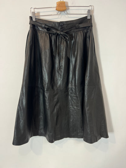 OTRAS. Falda midi piel. T M