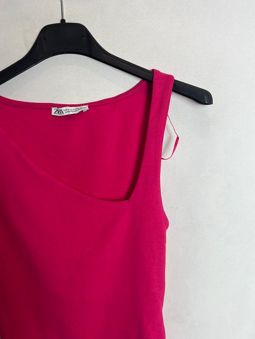 ZARA. Top rosa fucsia escote asimetrico . T S