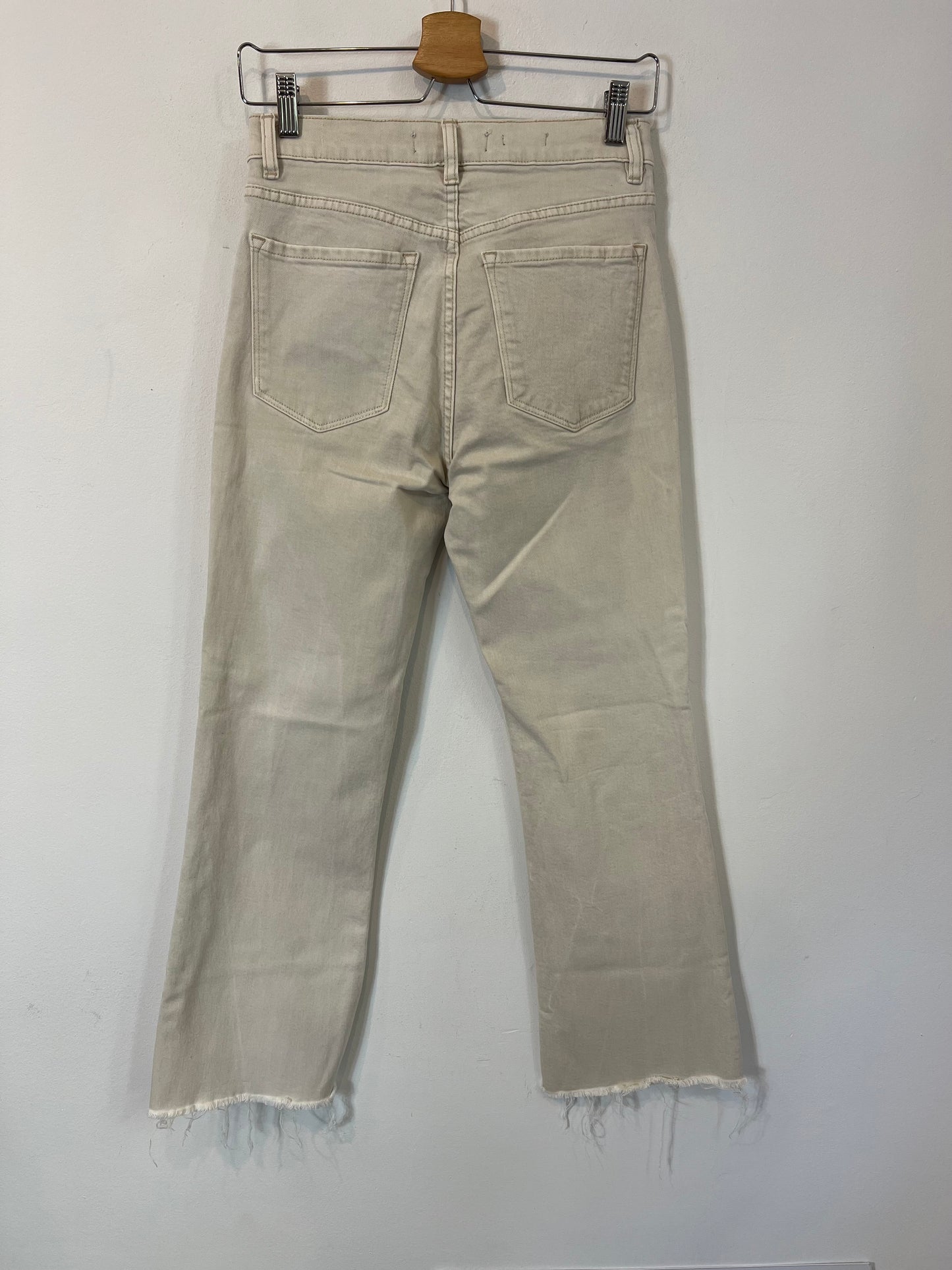 MANGO. Pantalón beige acampanado  T.38