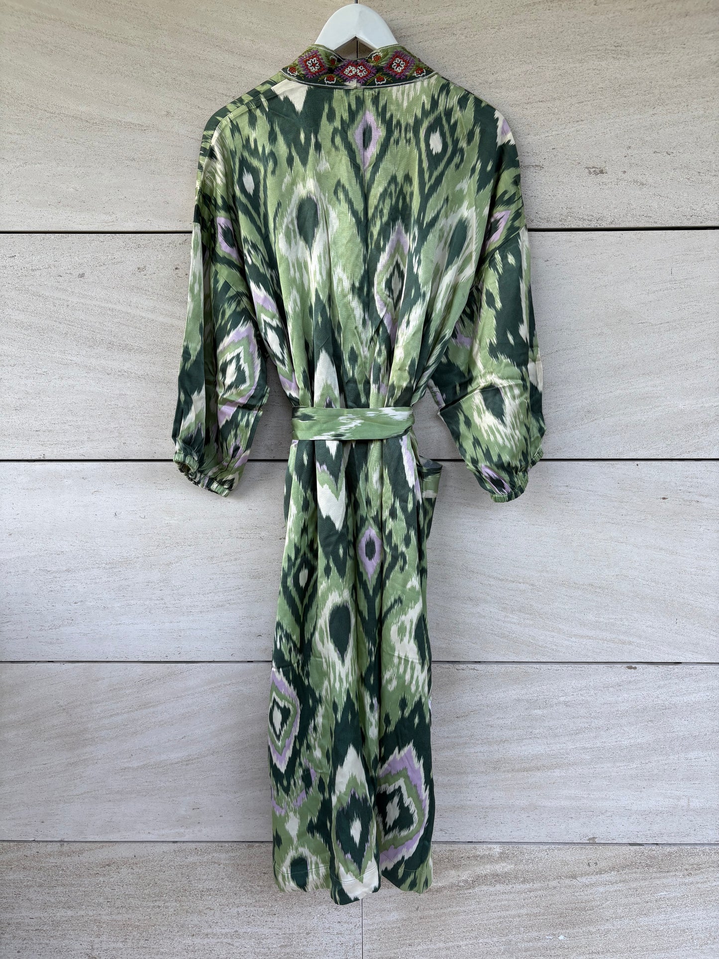ZARA. kimono largo estampado y bordados. T M