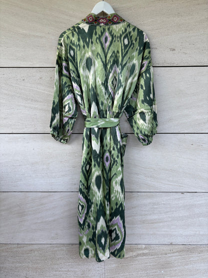 ZARA. kimono largo estampado y bordados. T M
