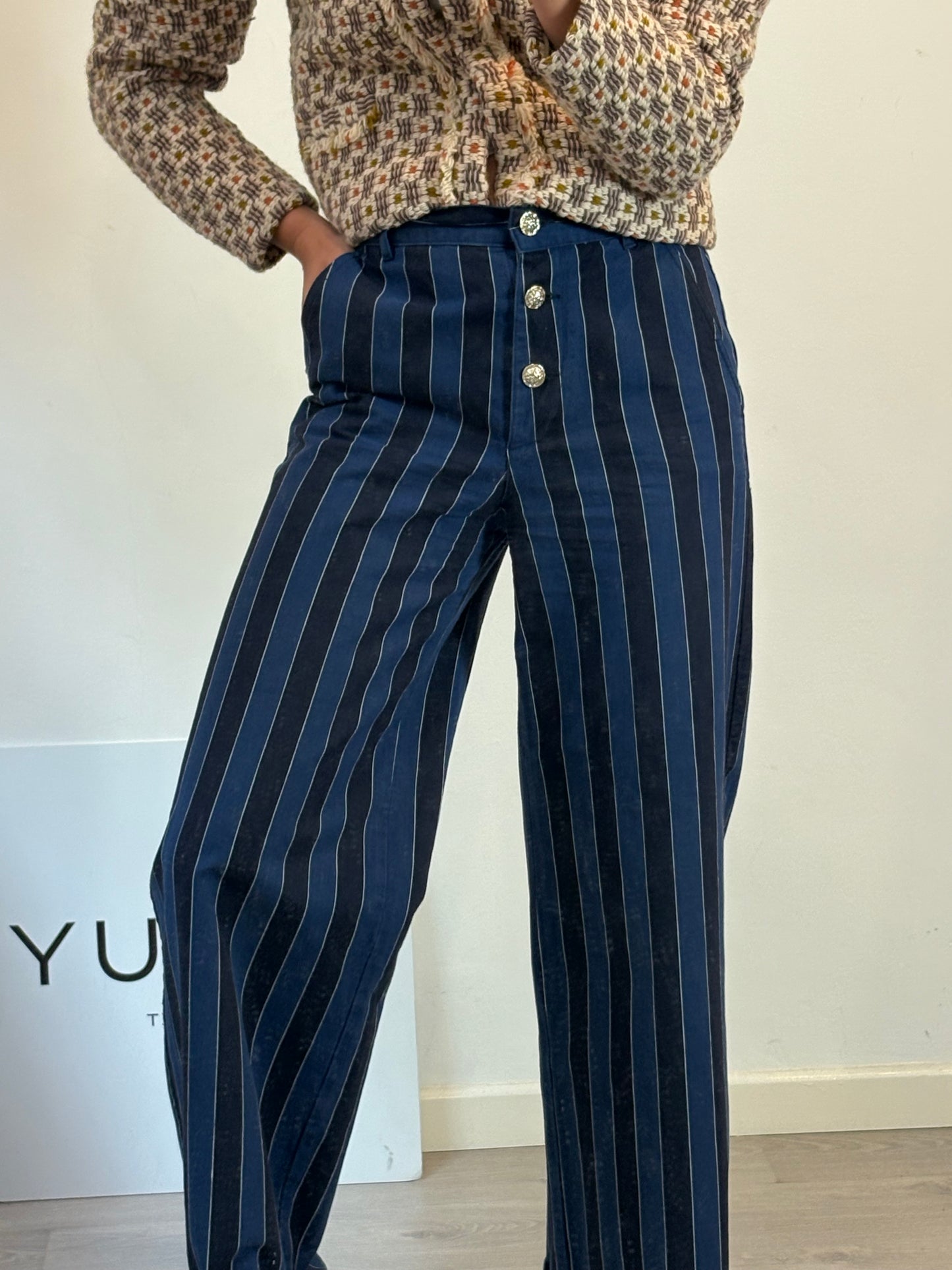 MASSCOB. Pantalón azul rayas detalle botones