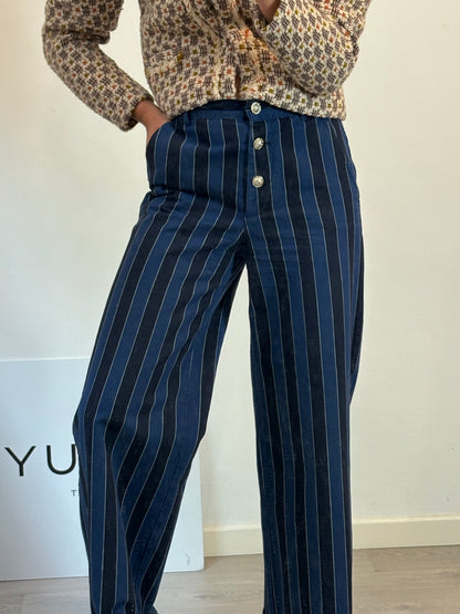 MASSCOB. Pantalón azul rayas detalle botones
